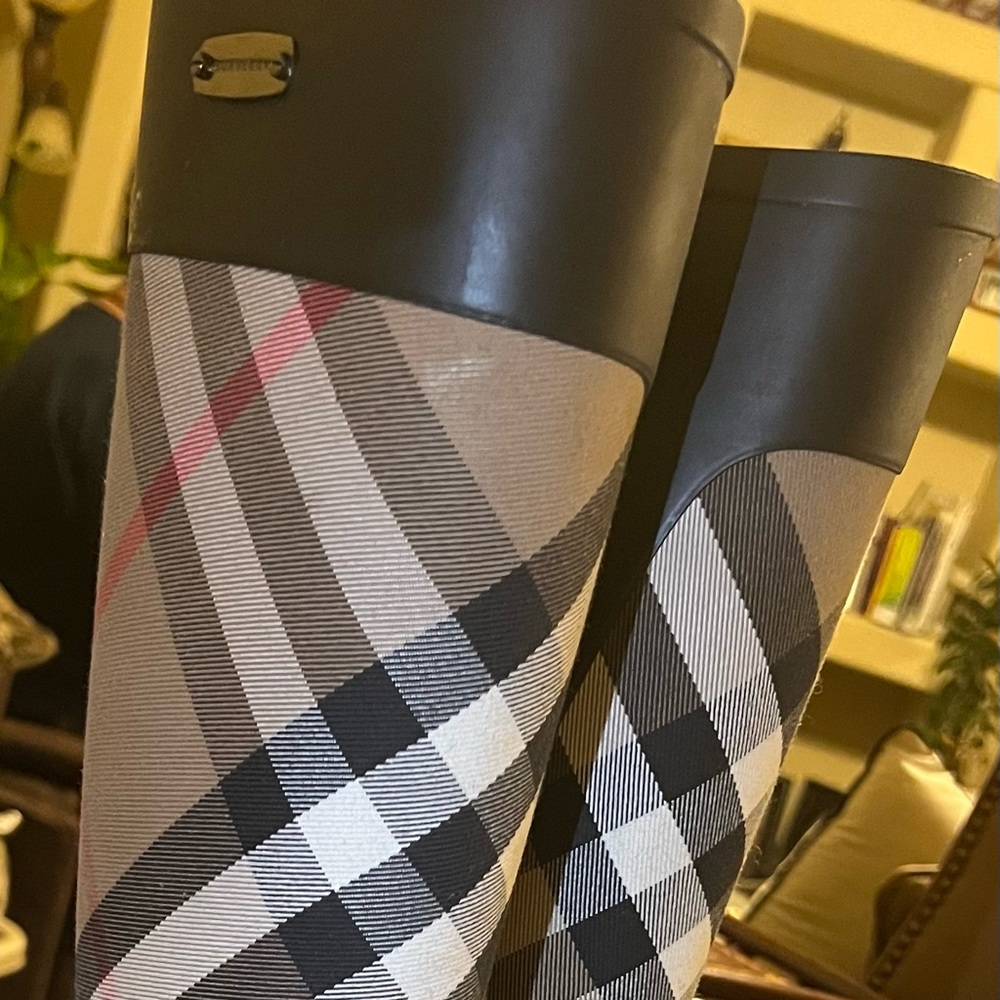 NIB BURBERRY Simeon Check Waterproof Rain Boots SZ 6.

1” heel

Pull-on - Picture 3 of 14